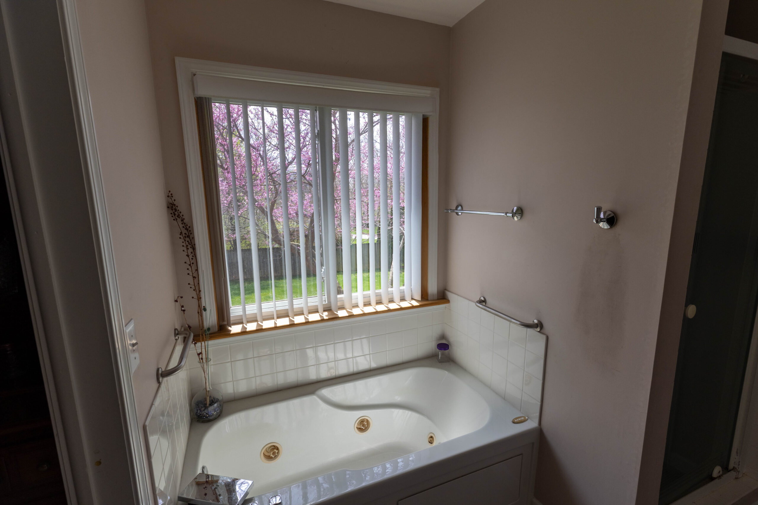 528 Meadowbrook Road - Primary bathroom