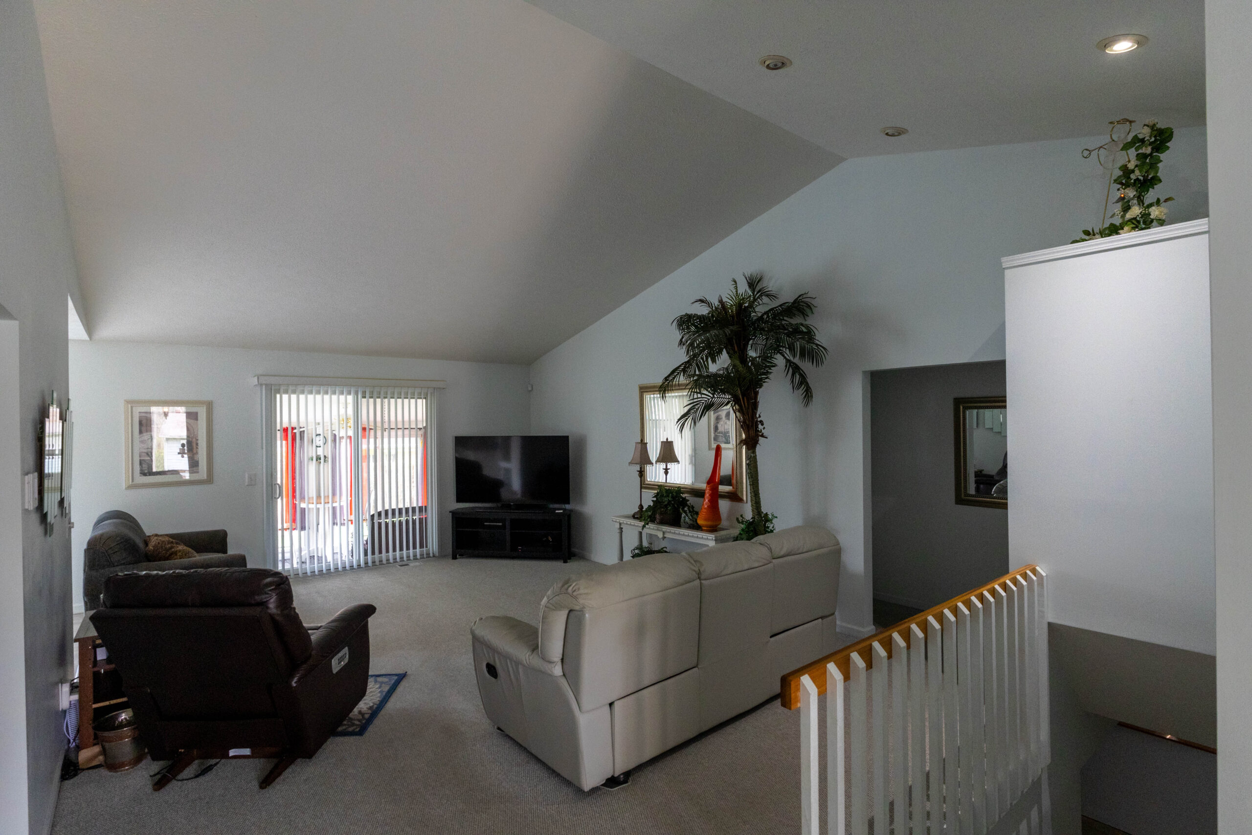 528 Meadowbrook Road - Living room