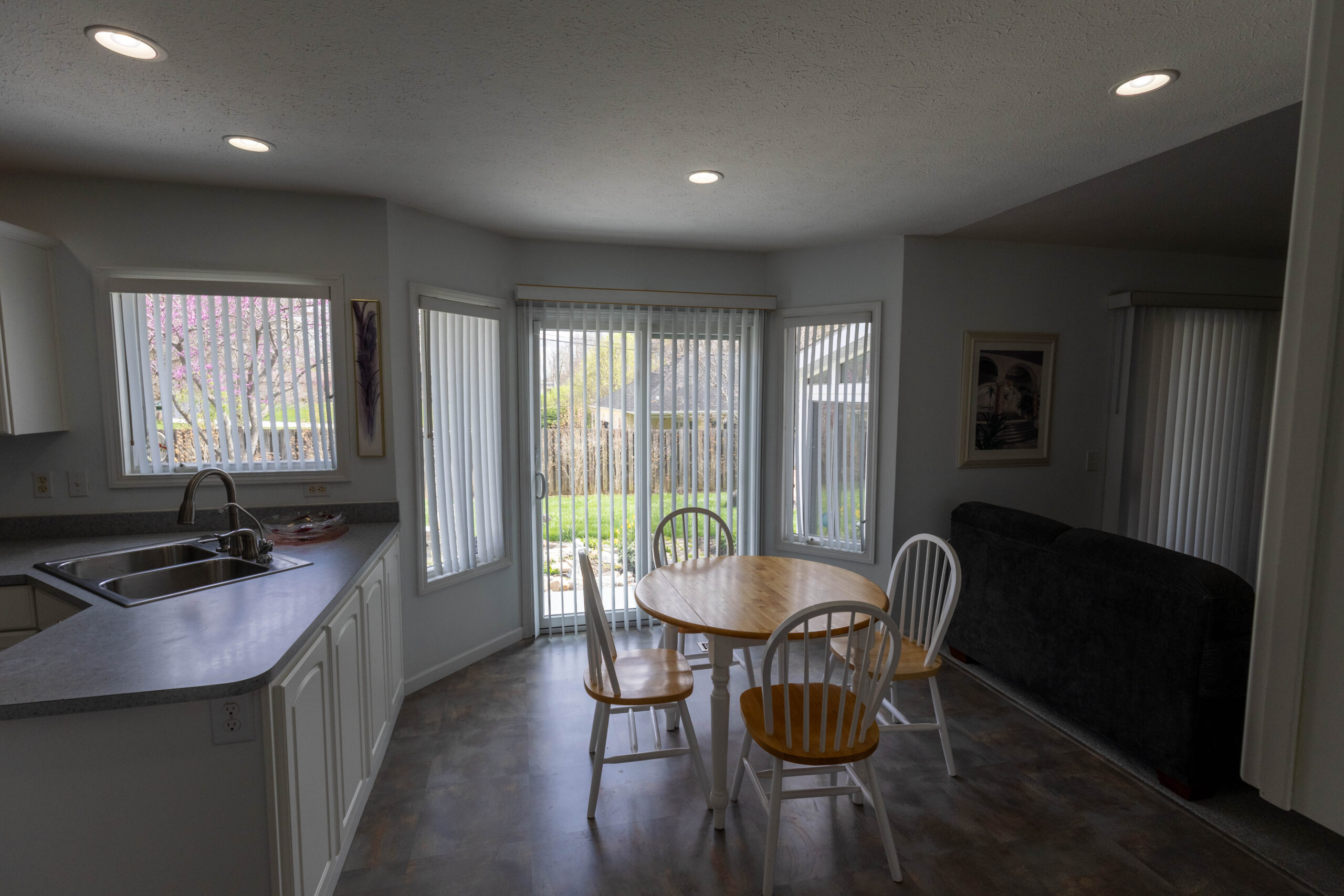 528 Meadowbrook Road - Breakfast area